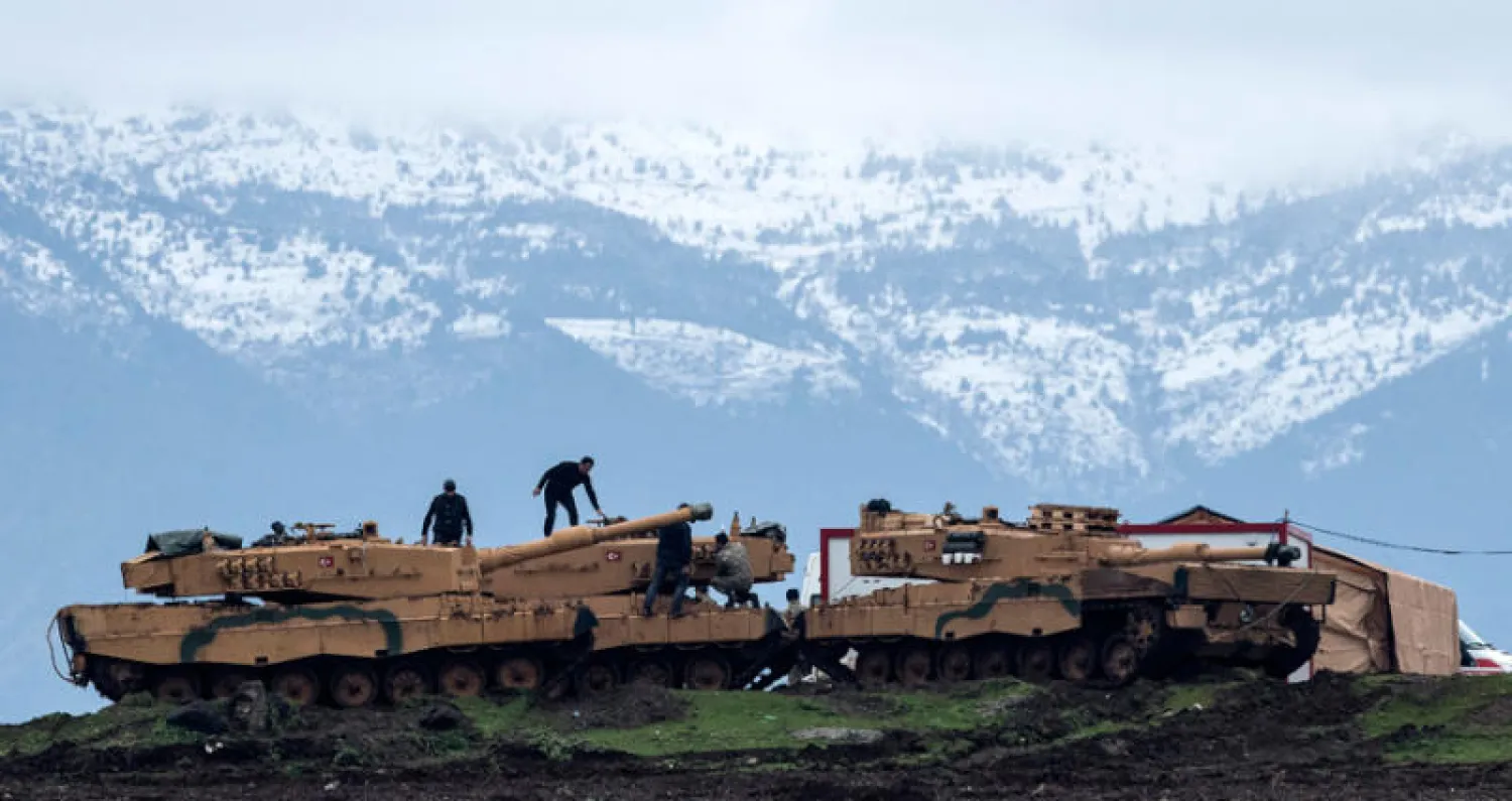 جنود أتراك على عرباتهم العسكرية في هاتاي قرب الحدود السورية ضمن عملية «غصن الزيتون» (إ.ب.أ)