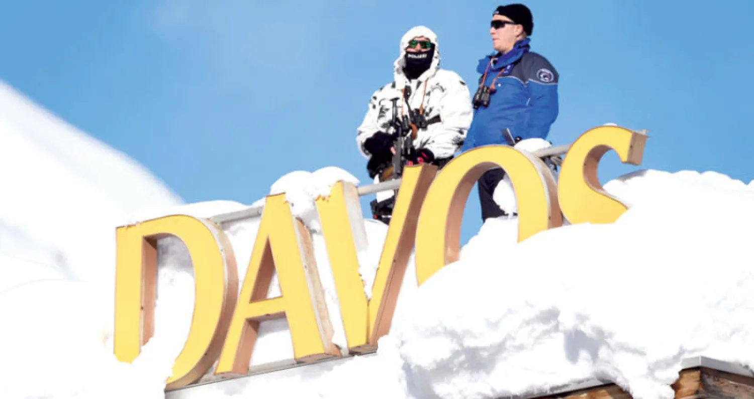 تعزيزات أمنية مكثفة تشهدها بلدة دافوس خلال المنتدى وتحذيرات من انهيارات ثلجية محتملة (أ.ف.ب)