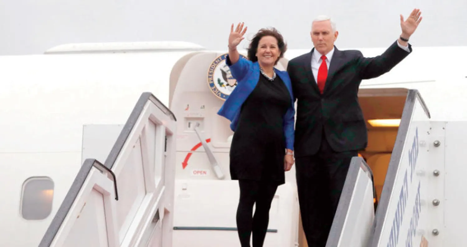 مارك بنس وزوجته كارين يلوحان مودعين من على سلم الطائرة قبل مغادرتهما إسرائيل أمس (أ.ف.ب)