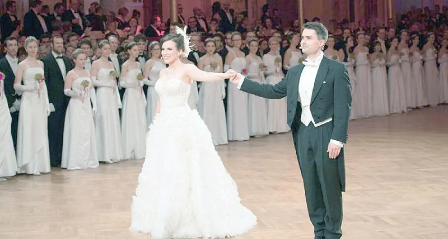 «ثنائي» يستعدّ للرّقص في إحدى القاعات بفيينا