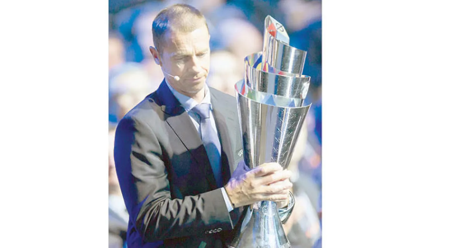 تشيفرين رئيس الاتحاد الأوروبي لكرة القدم  يستعرض كأس دوري الأمم (إ.ب.أ)