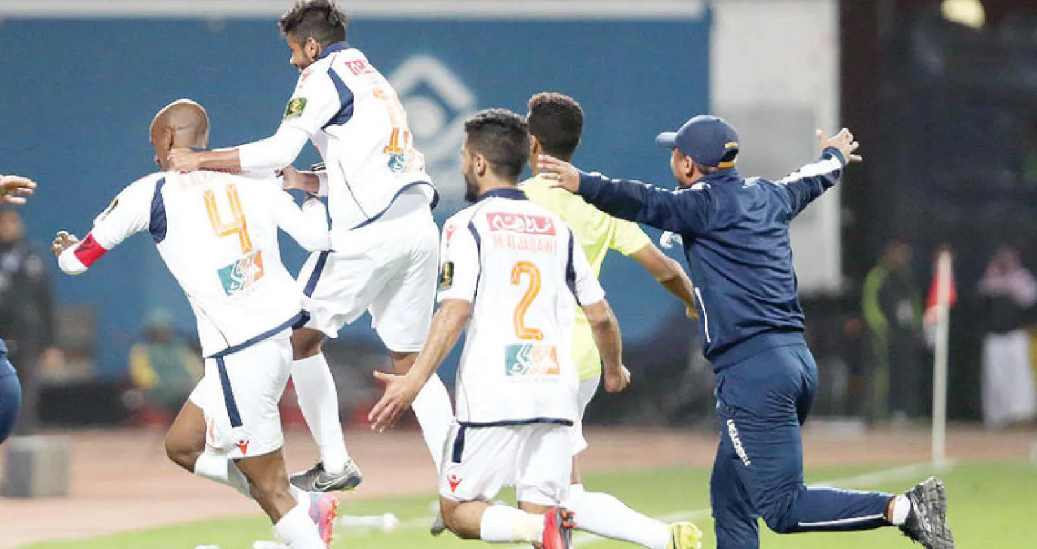 لاعبو الفيحاء يحتفلون بهدف الفوز على الفتح (تصوير: سعد العنزي)