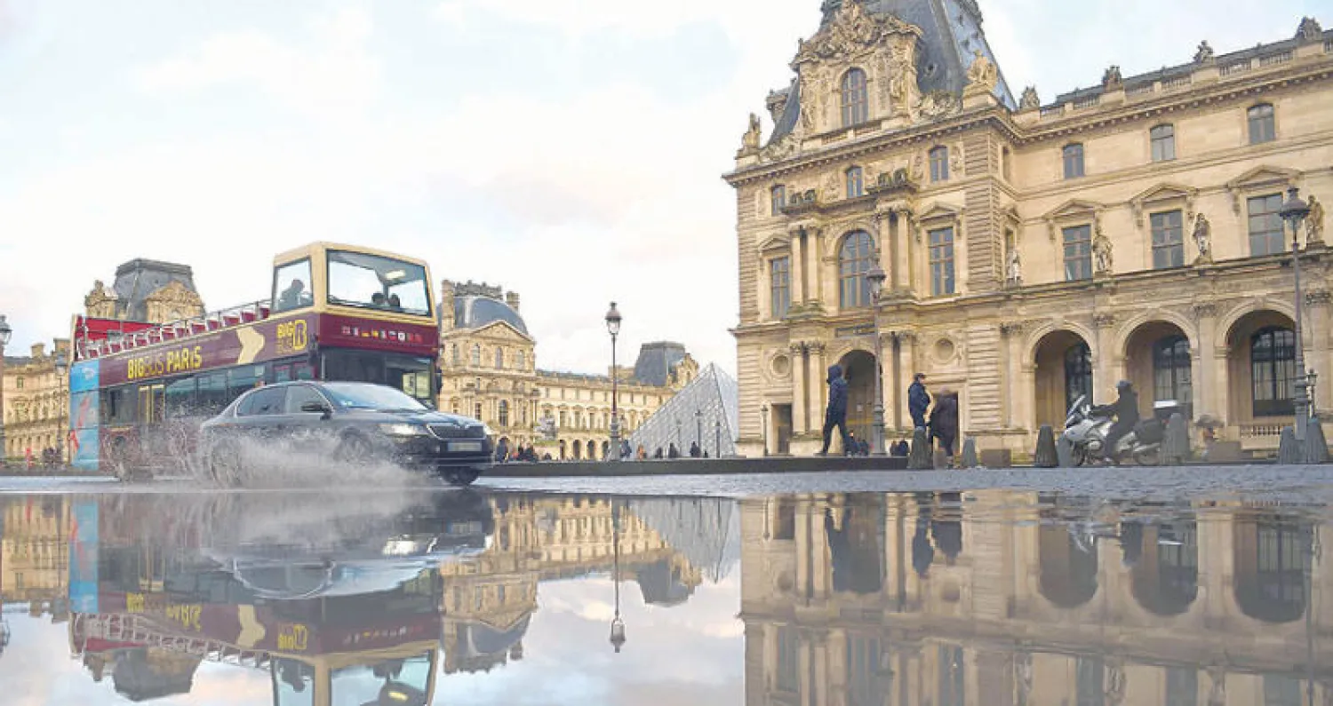 يتحسب مسؤولو متحف اللوفر من مخاطر الفيضان  بعد ارتفاع المياه في نهر السين (أ.ف.ب)