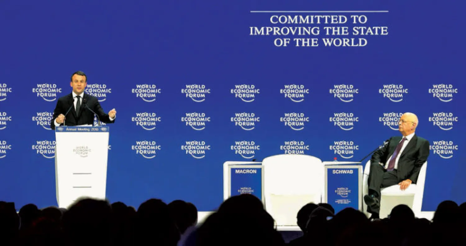 الرئيس الفرنسي إيمانويل ماكرون خلال إلقاء كلمته أمام المنتدى الاقتصادي العالمي أمس (أ.ف.ب)