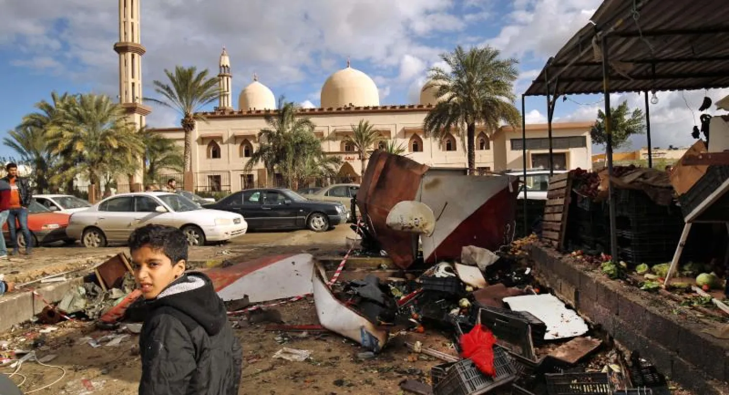 موقع انفجار السيارتين المفخختين أمام مسجد في بنغازي شرق ليبيا (أ.ف.ب)