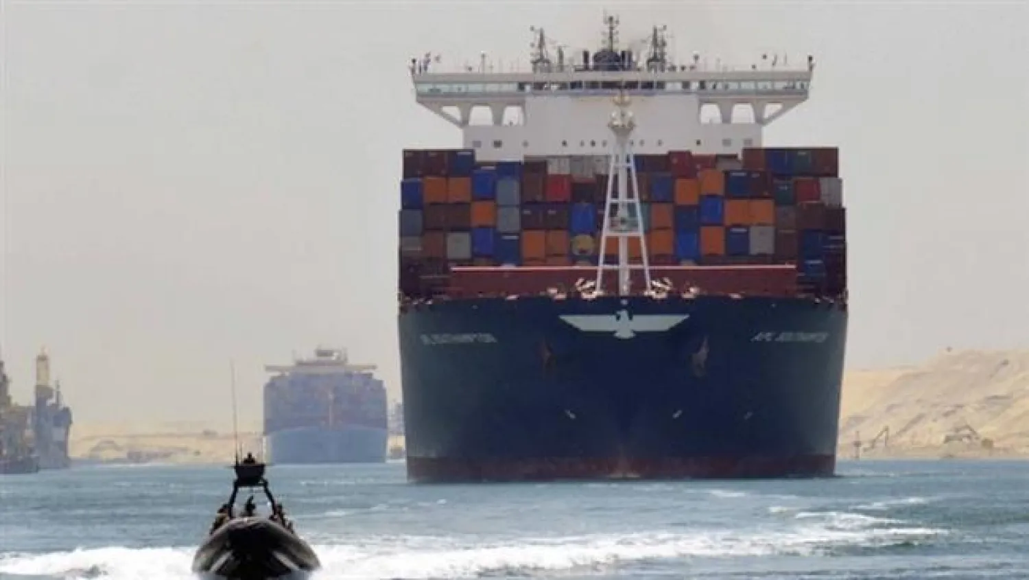 سفينة حاويات تمر عبر قناة السويس في مصر (رويترز)