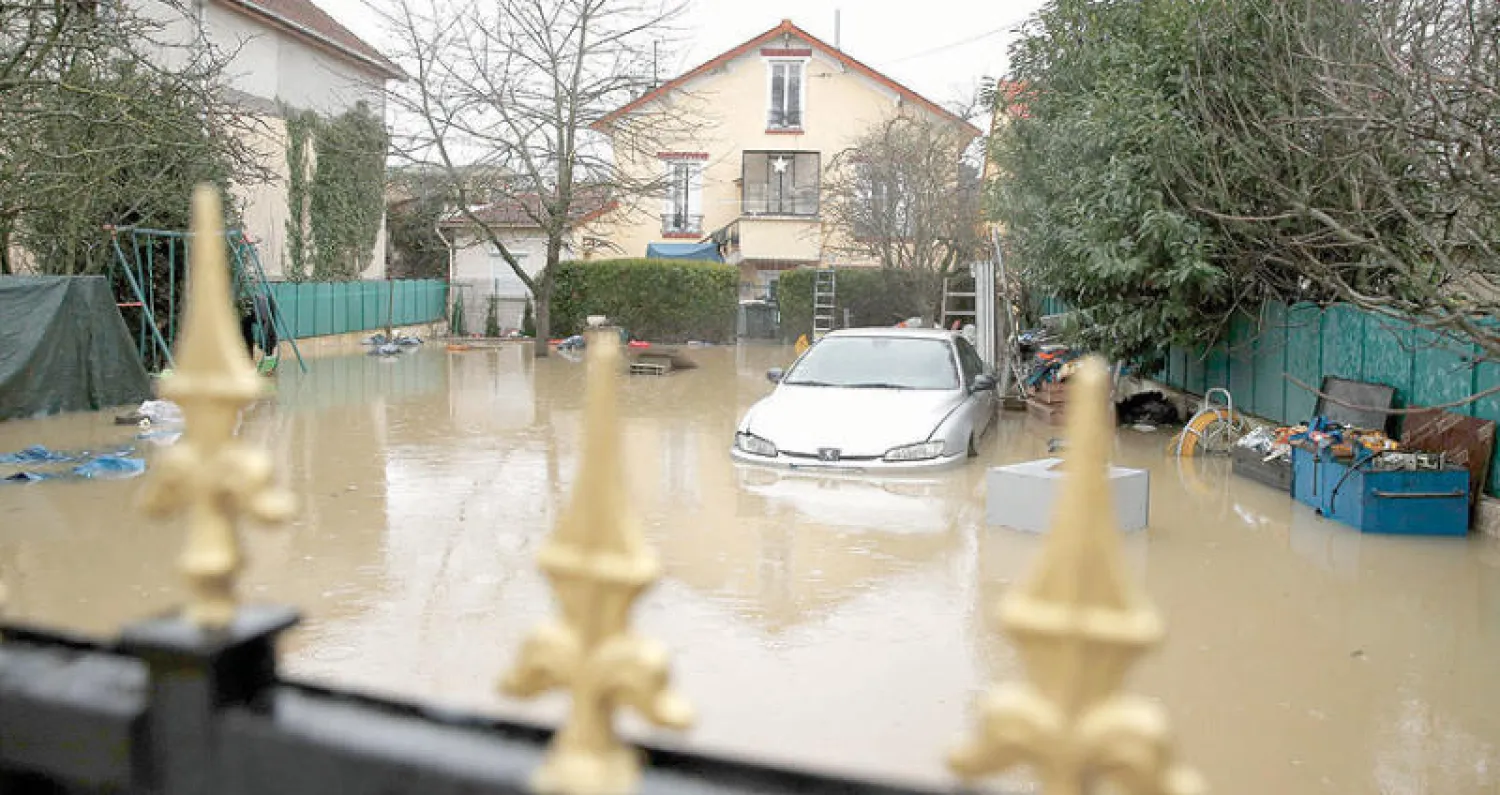 سيارة مغمورة بالمياه  جنوب شرقي باريس (إ.ب.أ)