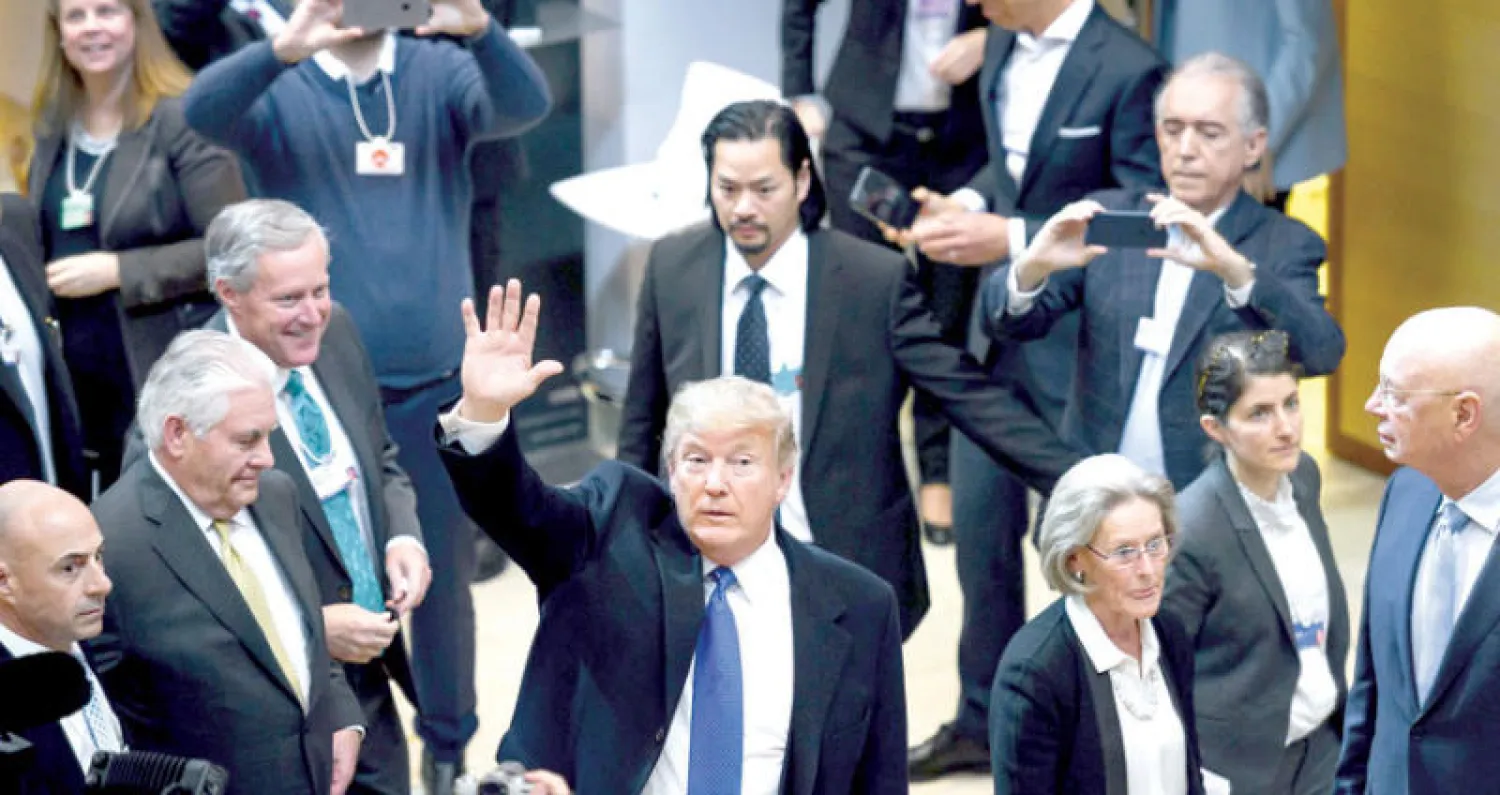 الرئيس الأميركي دونالد ترمب يحيي عدداً من الحاضرين في دافوس (أ ف ب)