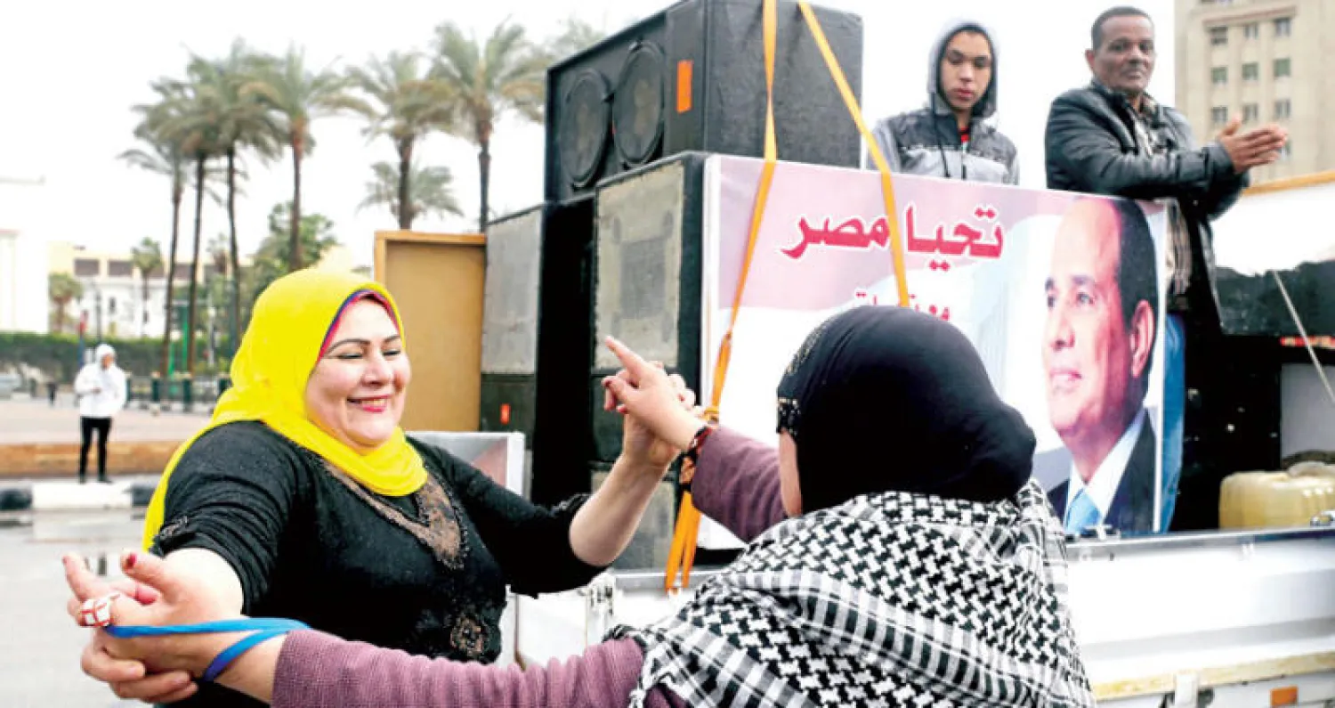 سيدتان مصريتان تعبران عن فرحتهما بترشح الرئيس عبد الفتاح السيسي لفترة ولاية ثانية «رويترز»