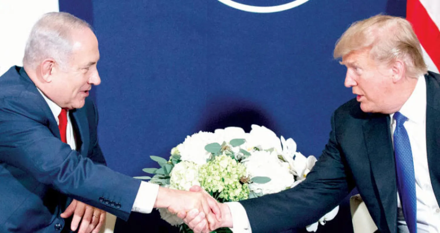 الرئيس الأميركي دونالد ترمب خلال لقائه رئيس الوزراء الإسرائيلي بنيامين نتنياهو في دافوس أمس (أ.ب)