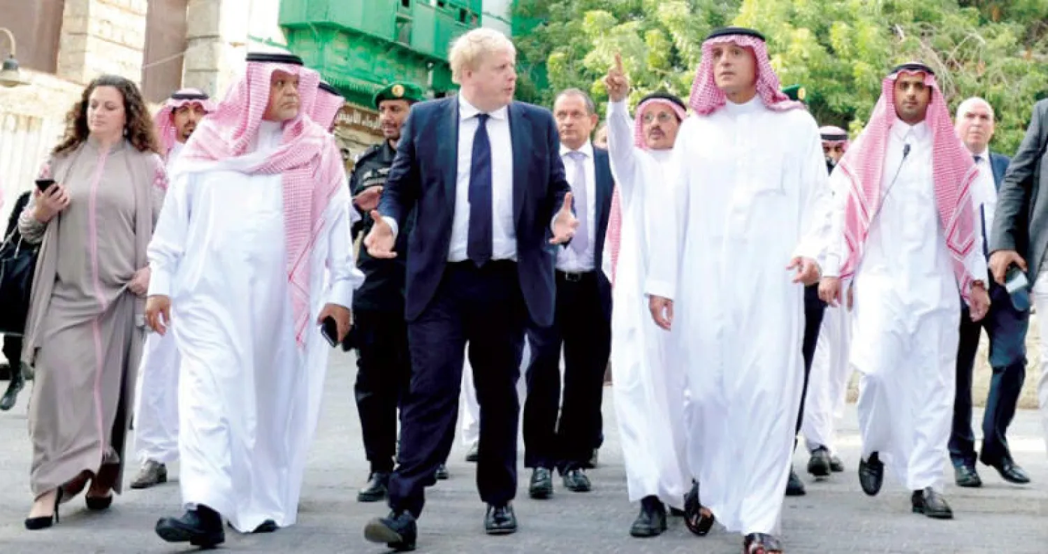 الوزير عادل الجبير مع نظيره البريطاني بوريس جونسون في جولة على الأقدام في المنطقة التاريخية بمدينة جدة («الشرق الأوسط»)