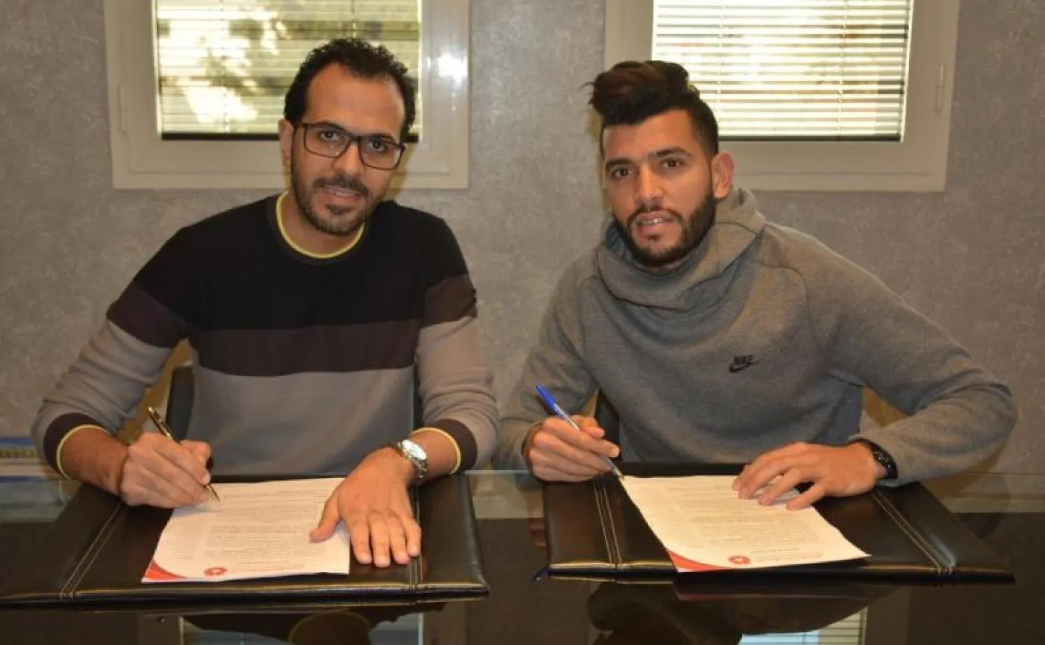 جانب من توقيع عقد اللاعب محمد بن عمر بحضور مدير الاحتراف في النادي الأهلي أحمد بامعوضه (المركز الإعلامي بالنادي)