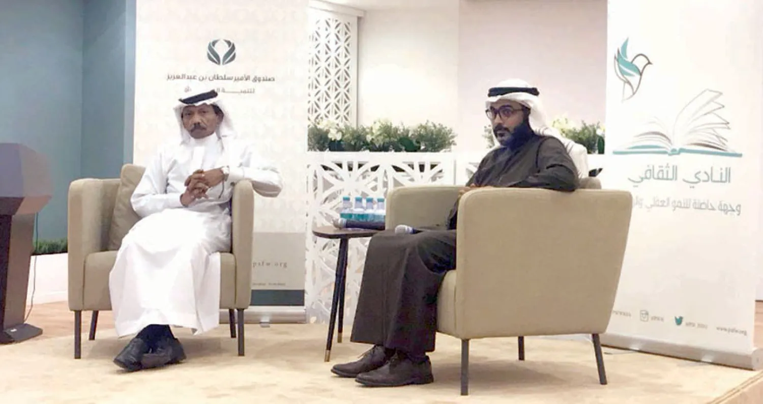 الروائي عبده خال خلال استضافته مساء أول من أمس في النادي الثقافي لصندوق الأمير سلطان بن عبد العزيز بمدينة الدمام