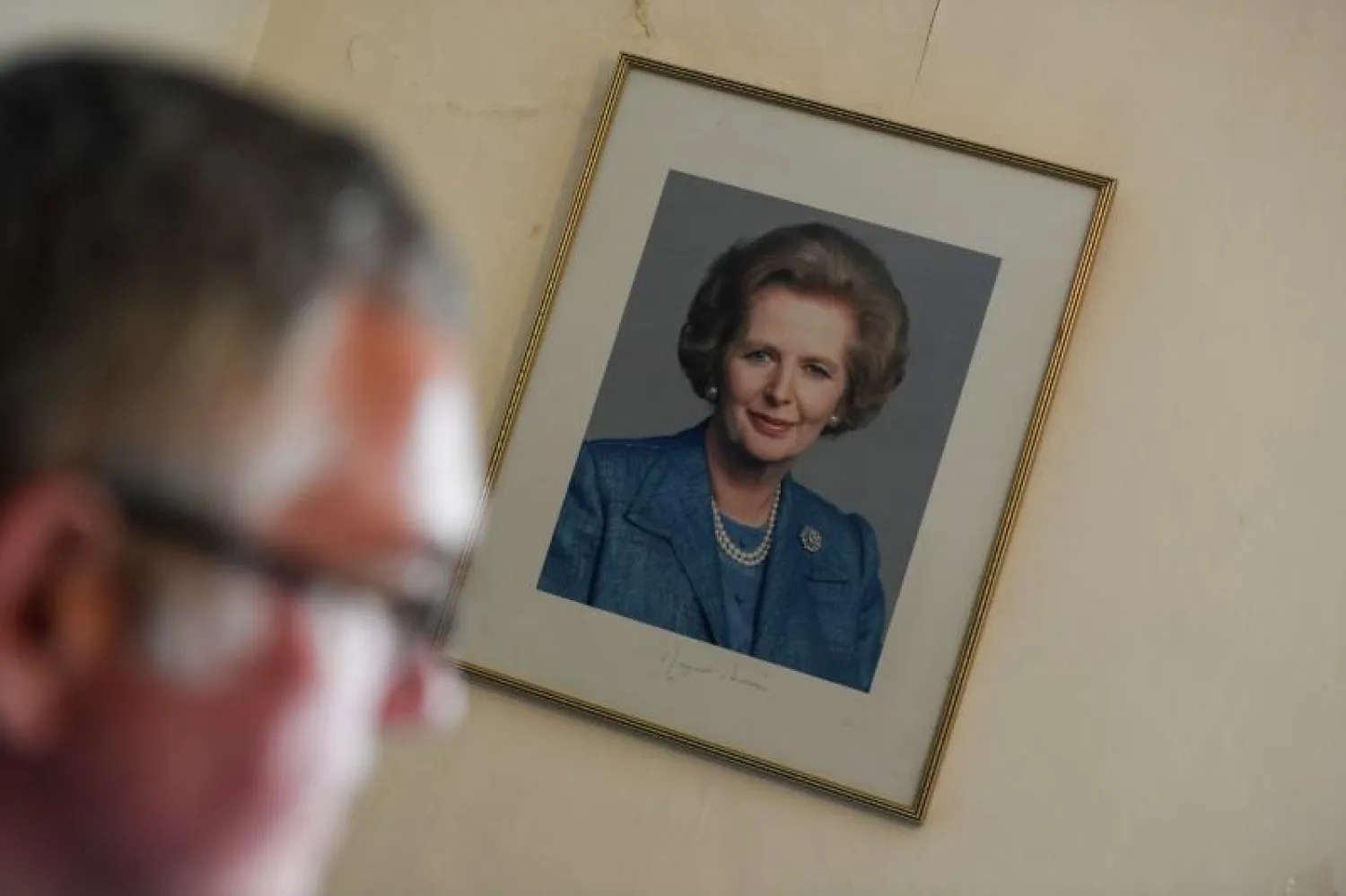  A picture of ex-Prime Minister Margaret Thatcher is seen on the wall inside the Ealing Conservative Association before the visit of Britain's Prime Minister Theresa May in London, Britain May 20, 2017. REUTERS/Toby Melville