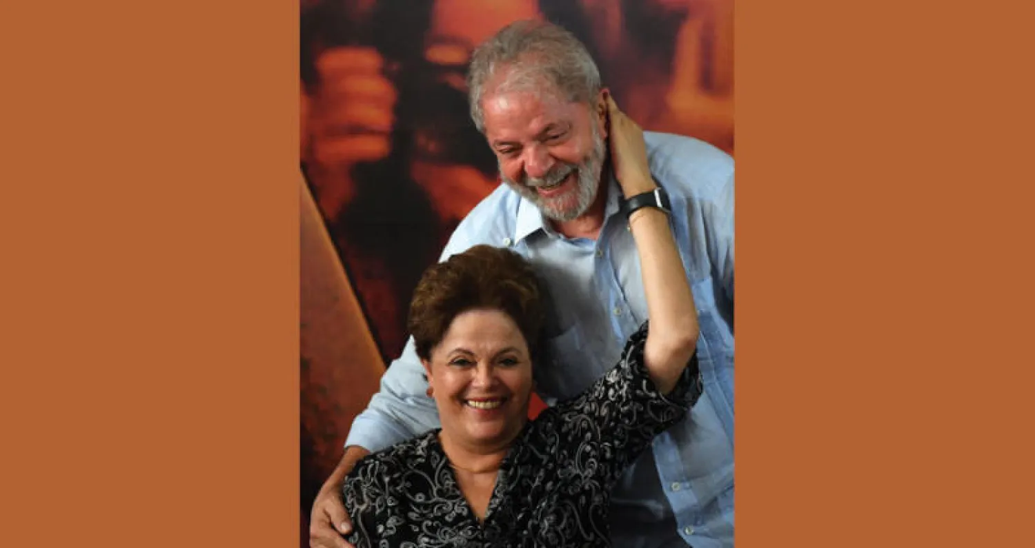 لولا دا سيلفا مع خليفته في الرئاسة ديلما روسيف التي عُزلت في 2016 بعد إدانتها بانتهاك قوانين الموازنة خلال حملة أمس في مقر اتحاد العمال في ساو باولو لتثبيت ترشيحه لانتخابات الرئاسة في أكتوبر (أ.ف.ب)