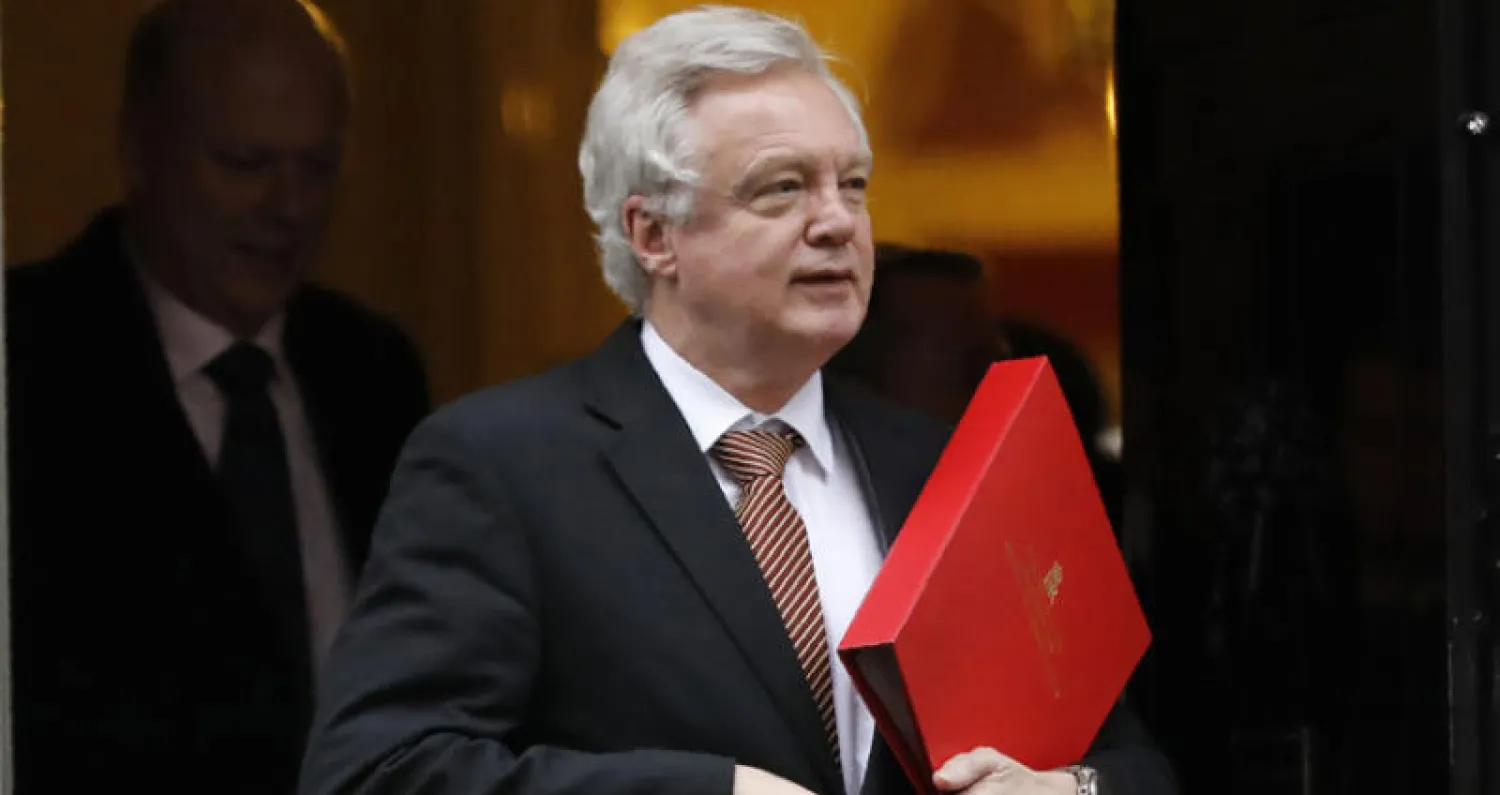 الوزير البريطاني لشؤون «بريكست» ديفيد ديفيز يطمئن مواطني الاتحاد الأوروبي حول وضعهم القانوني في بريطانيا (أ.ف.ب)