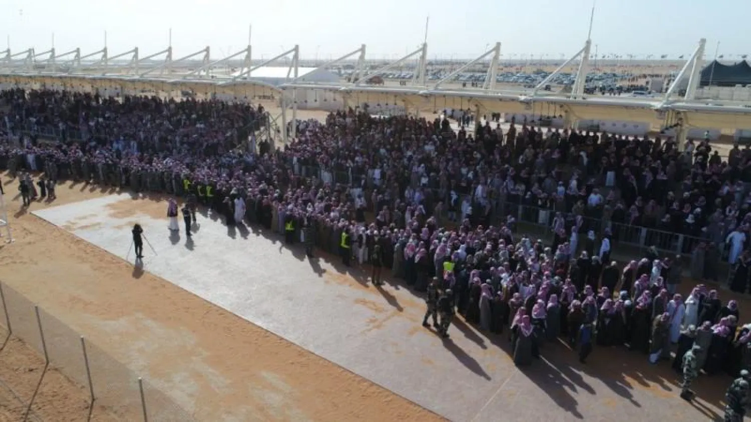 جانب من عروض جائزة الملك عبد العزيز لمزايين الإبل في الصياهيد (واس)