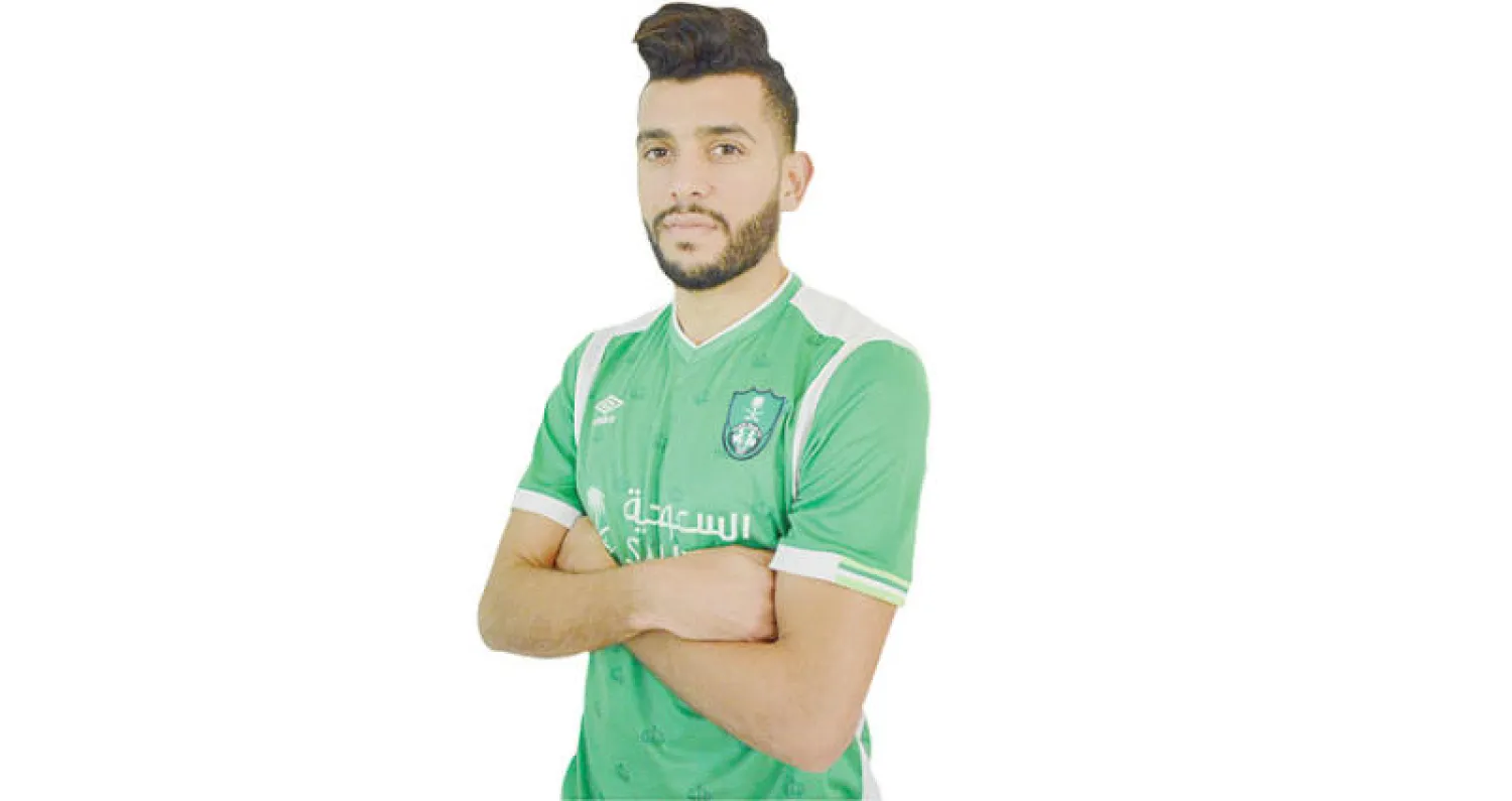 محمد بن عمر بشعار الأهلي بعد توقيع العقد (المركز الإعلامي بالنادي الأهلي)