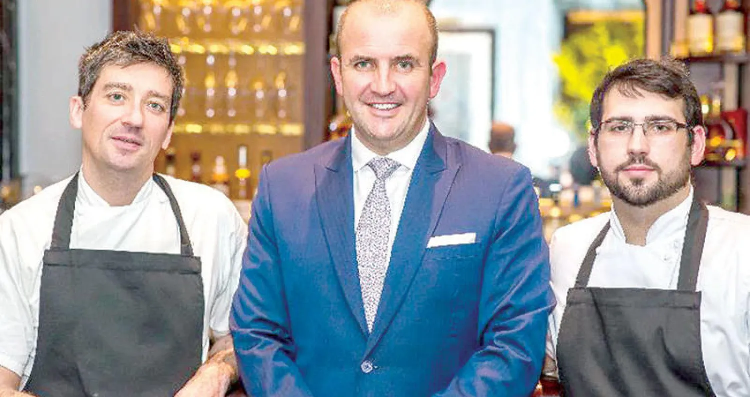 ستيوارت بروكتر مدير عام «ذا ستافورد» يتوسط الطاهيين بن تيش وجوزيف روغولسكي