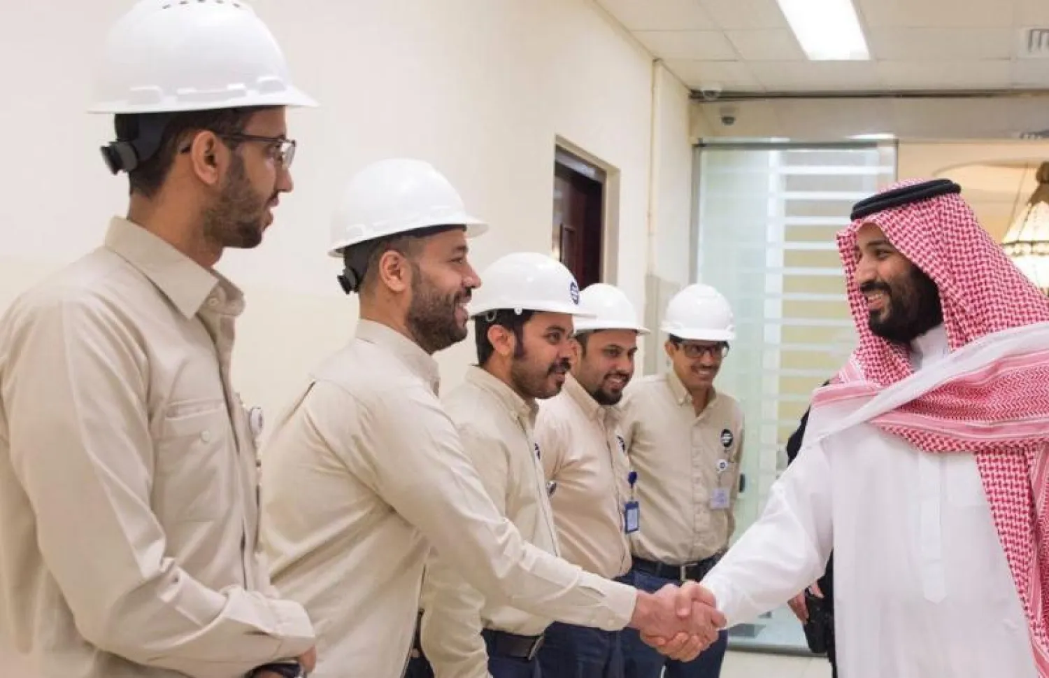 ولي العهد السعودي خلال زيارته إلى محطة تحلية جدة («الشرق الأوسط»)