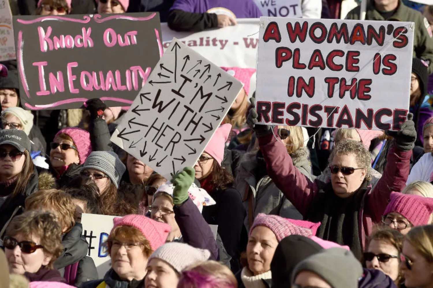 مسيرة نسائية في نيويورك من مطالبها مناقشة الأجر العادل للنساء (أ.ب)