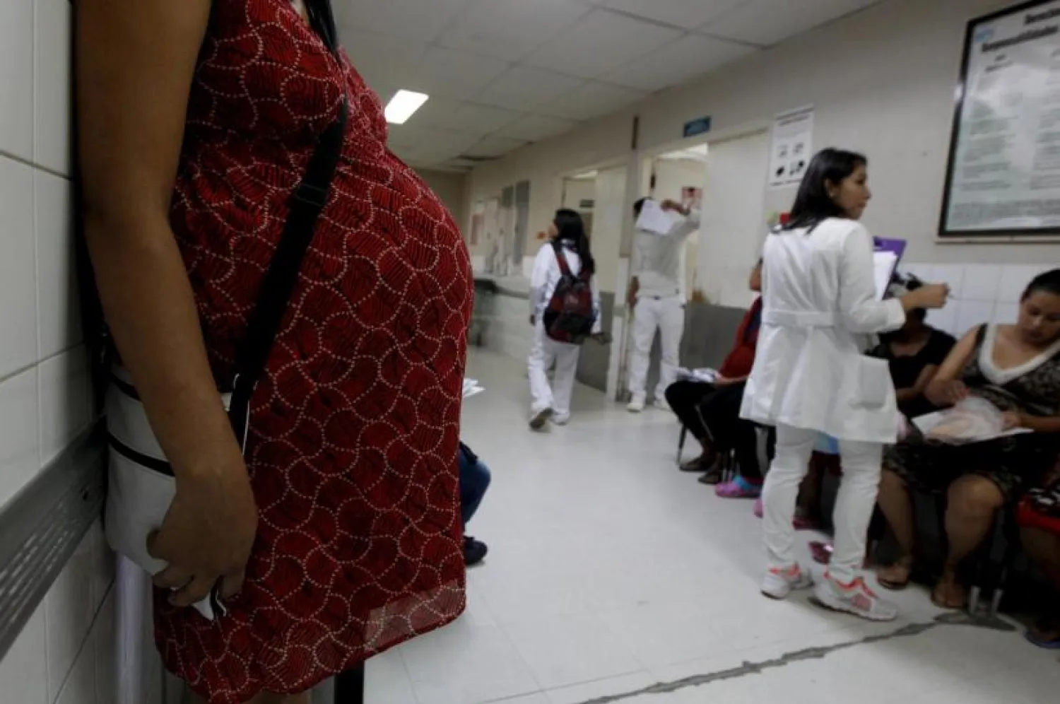 Pregnant woman waits for a routine general checkup at the maternity ward of the Hospital Escuela in Tegucigalpa, Honduras, January 27, 2016. REUTERS/Jorge Cabrera