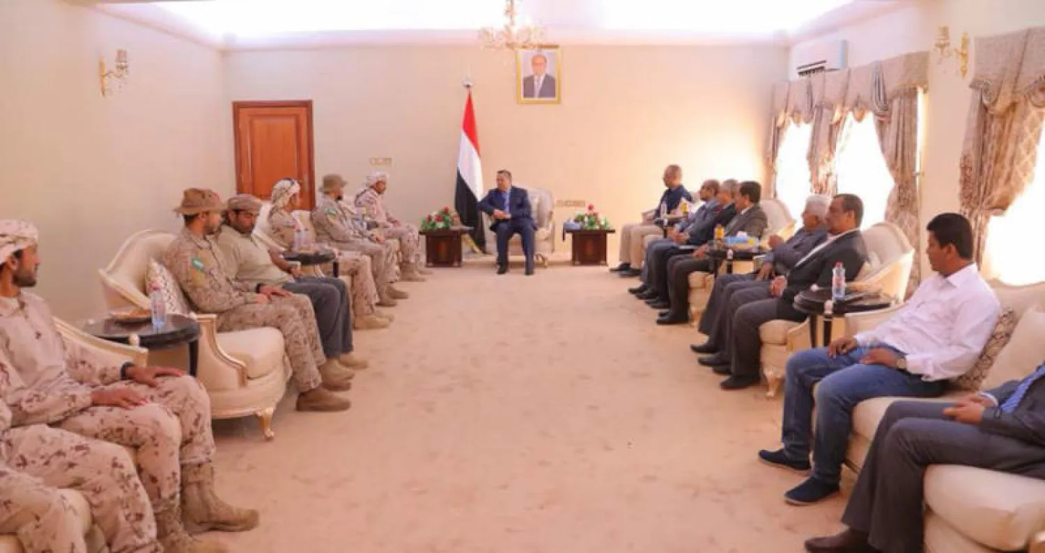 الدكتور بن دغر لدى لقائه العميد محمد الحساني والعميد سلطان بن فهد إسلام بقصر المعاشيق في عدن أمس (سبأ)