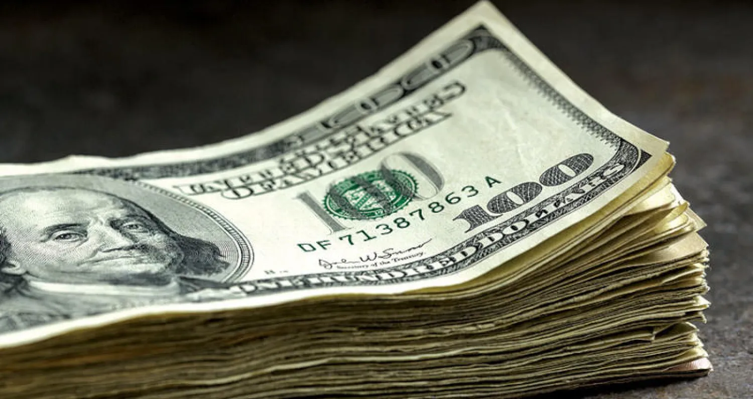ضعف الدولار ينذر بحرب عملات