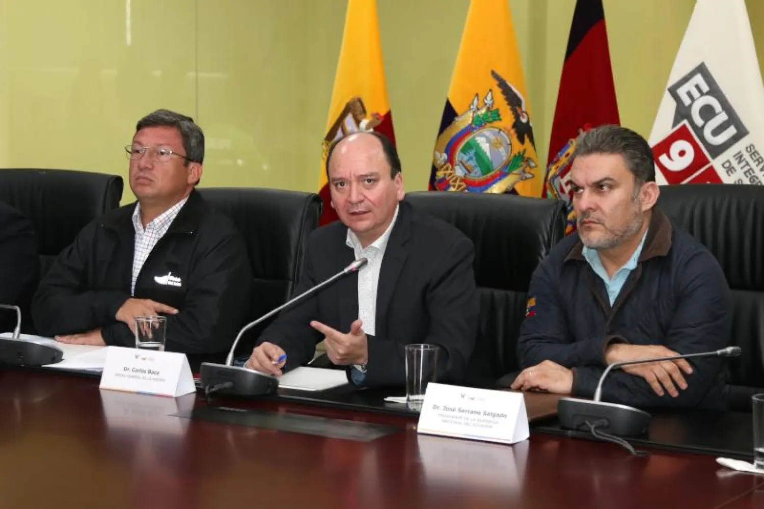 مؤتمر صحافي لمسؤولين في كولومبيا بعد الهجوم على مركز للشرطة (إ.ب.أ)