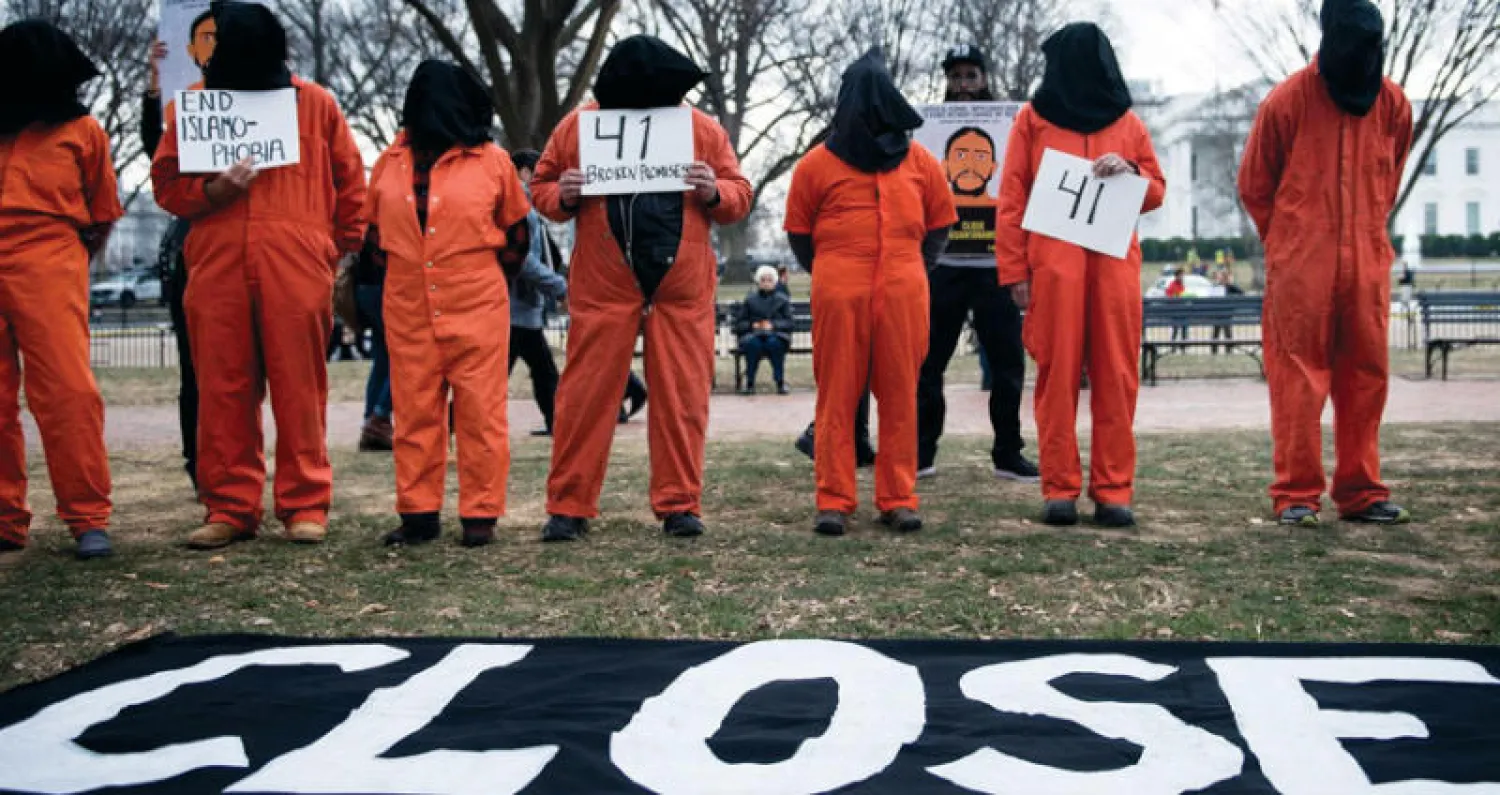 مظاهرة خارج البيت الأبيض في ميدان لافاييت بواشنطن تطالب بإغلاق معسكر غوانتانامو (واشنطن بوست)