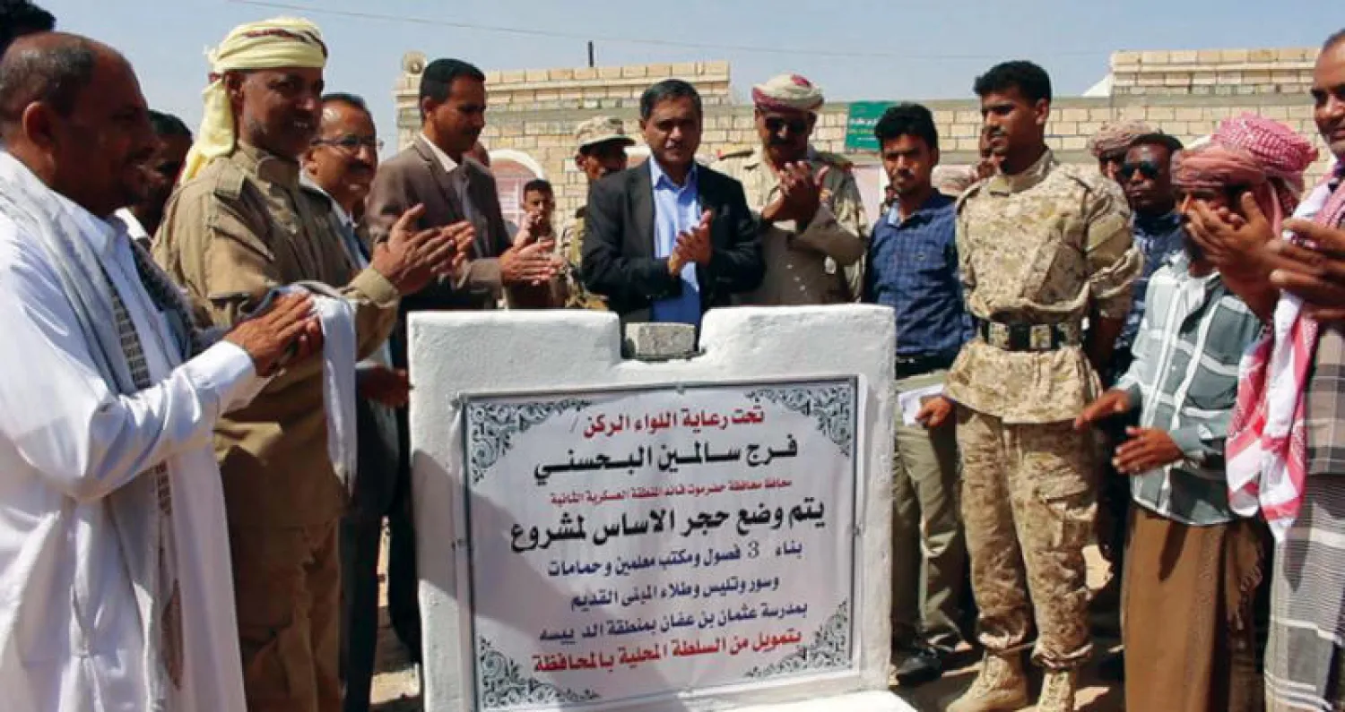 اللواء فرج سالمين محافظ حضرموت لدى تدشينه مشروعاً خدمياً (سبأ)