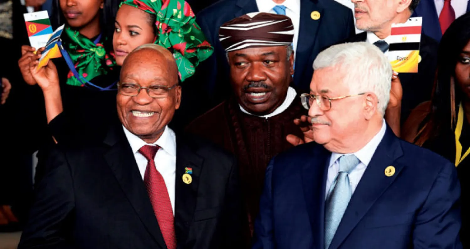رئيس جنوب أفريقيا والرئيس الغابوني والرئيس الفلسطيني في أديس أبابا أمس  (أ.ف.ب)