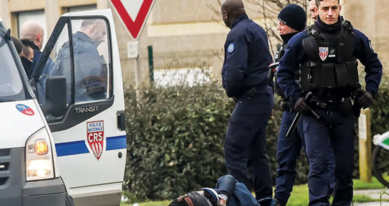 الشرطة الفرنسية لدى مداهمتها المهاجرين غير الشرعيين في كاليه الأسبوع الماضي (أ.ف.ب)