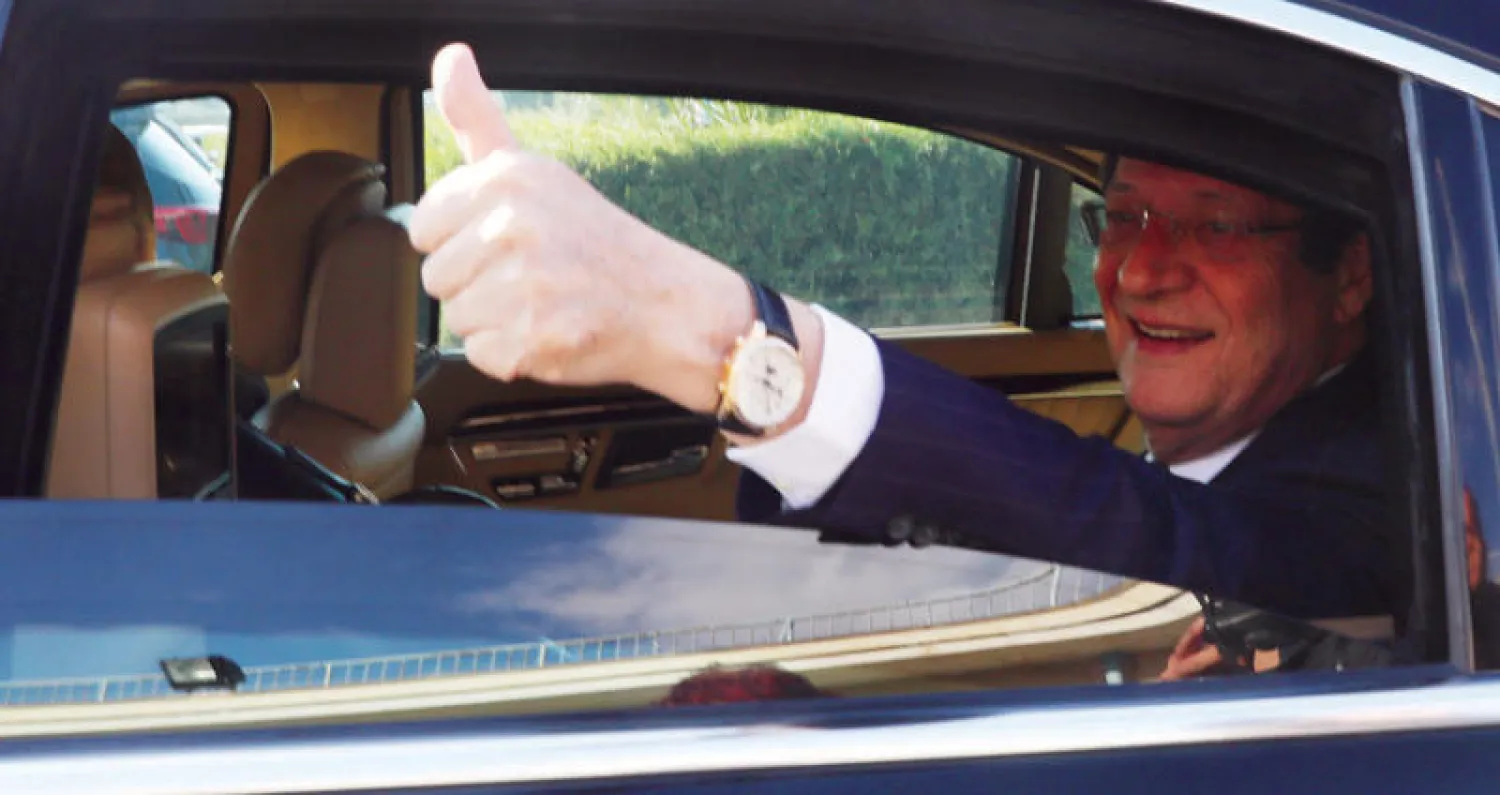 الرئيس أناستاسياديس يحيي أنصاره بعد الإدلاء بصوته في مدينة ليماسول الجنوبية أمس (إ.ب.أ)