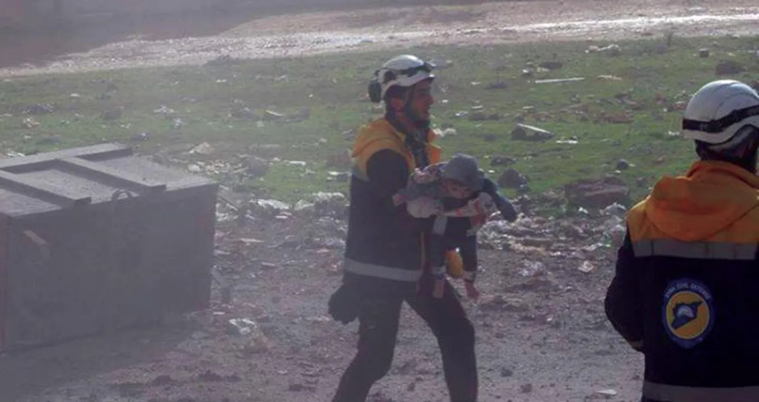 إسعاف طفل بعد تناوب الطيران الحربي والمروحي على قصف سراقب بمحافظة ادلب (الدفاع المدني السوري)