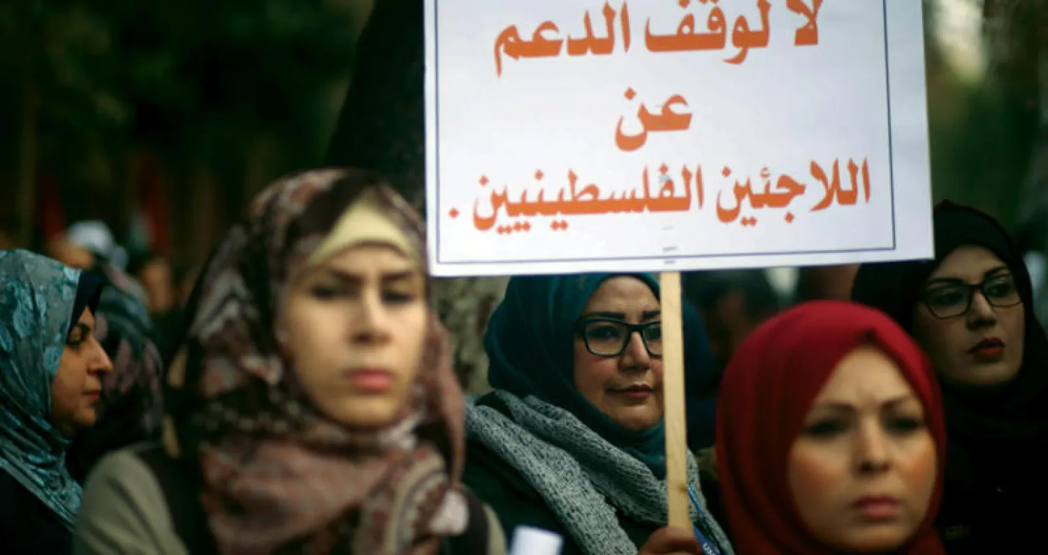 مظاهرة في غزة أمس احتجاجاً على قرار الولايات المتحدة بتقليص الدعم المالي المقدم لـ«الأونروا» (أ.ف.ب)