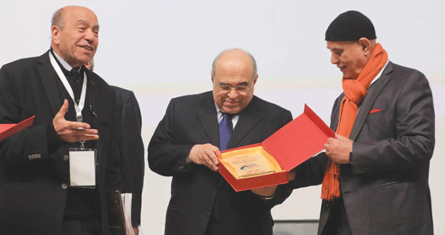 مصطفى الفقي مدير مكتبة الإسكندرية في لقطة مع اثنين من المشاركين في المؤتمر