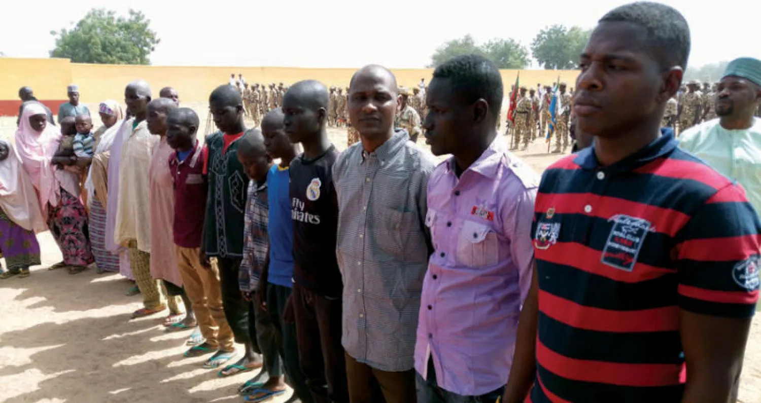 نيجيريون أطلق سراحهم الجيش الوطني النيجيري من قبضة «بوكو حرام» الأسبوع الماضي (أ.ب)