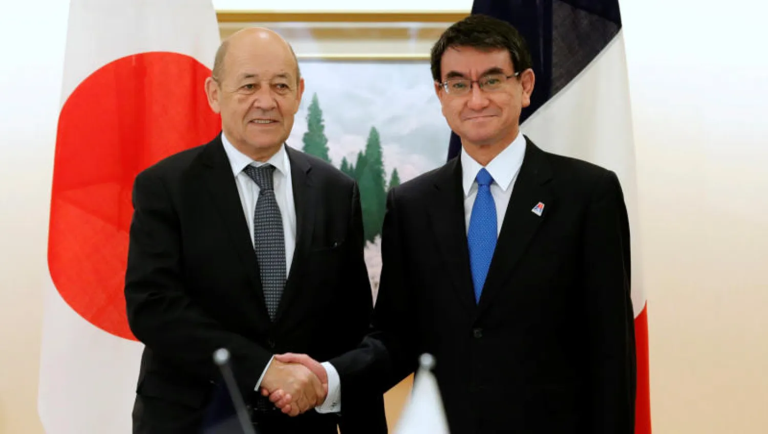 وزير الخارجية الفرنسي جان إيف لودريان ووزير الخارجية الياباني تارو كونو في طوكيو (رويترز)
