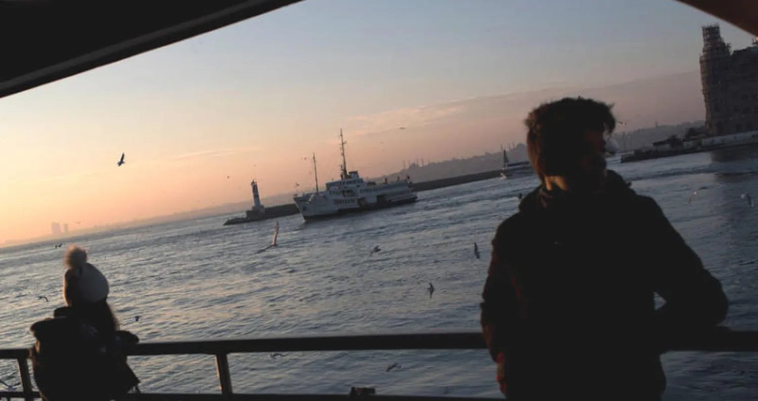 مسافرون يقطعون البحر من الجانب الأوروبي إلى الأسيوي من اسطنبول (إ.ب.أ)