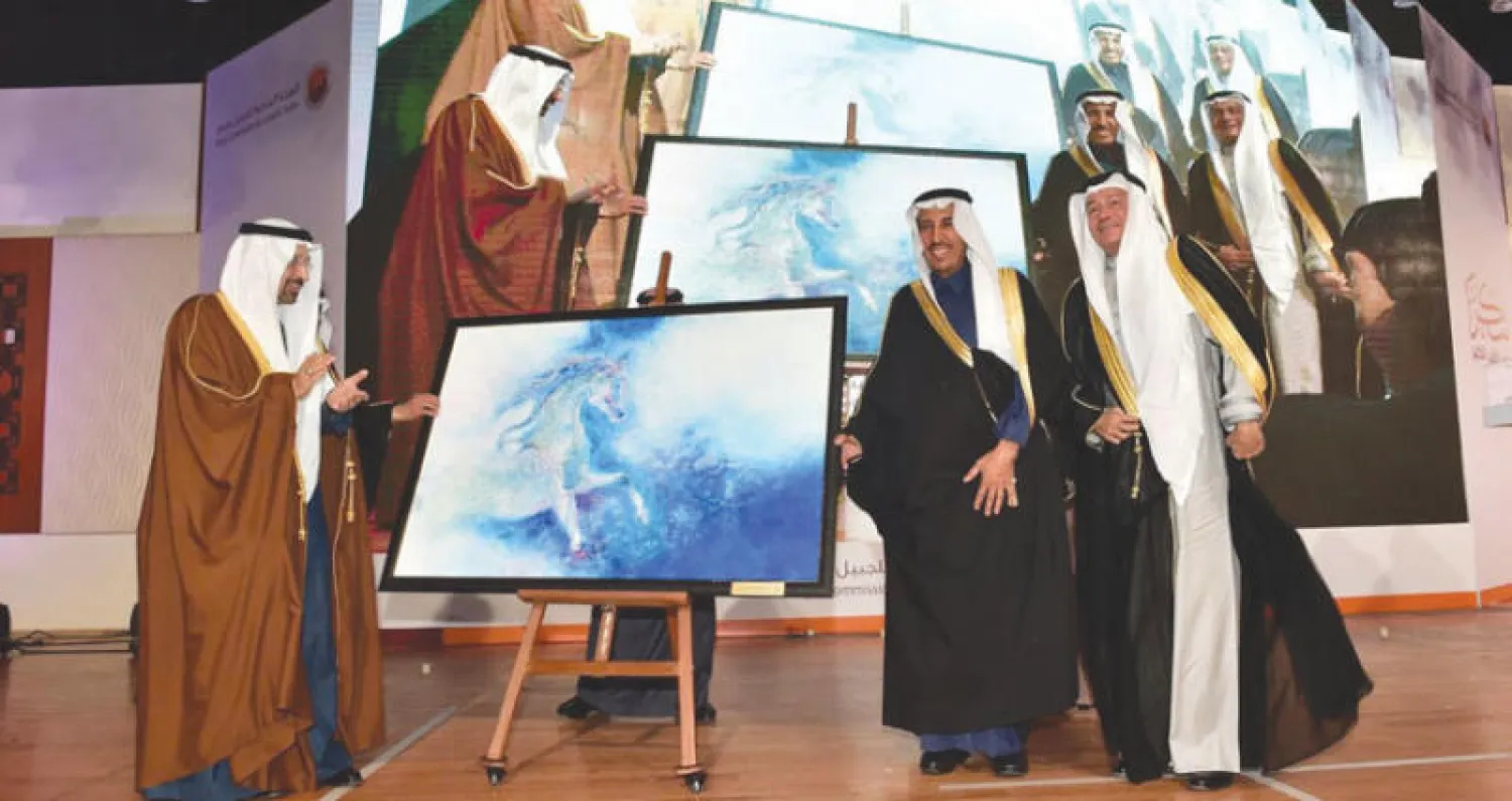 لوحة فنية مهداة للأمير سعود بن عبد الله بن ثنيان في حفل التكريم («الشرق الأوسط»)