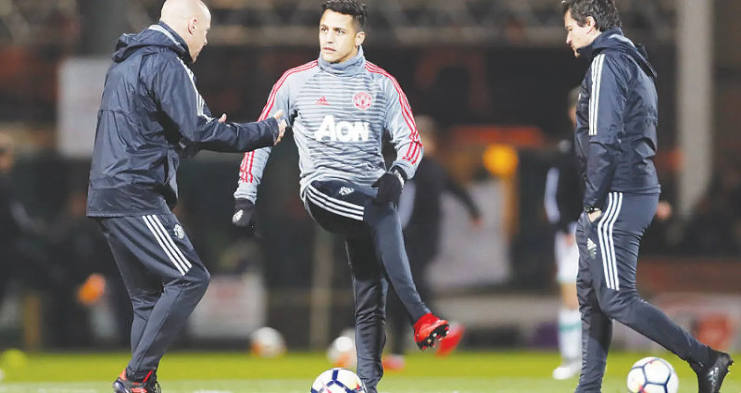 سانشيز نجم مانشستر يونايتد الجديد يتلقى تعليمات الجهاز الفني خلال التدريب (رويترز)