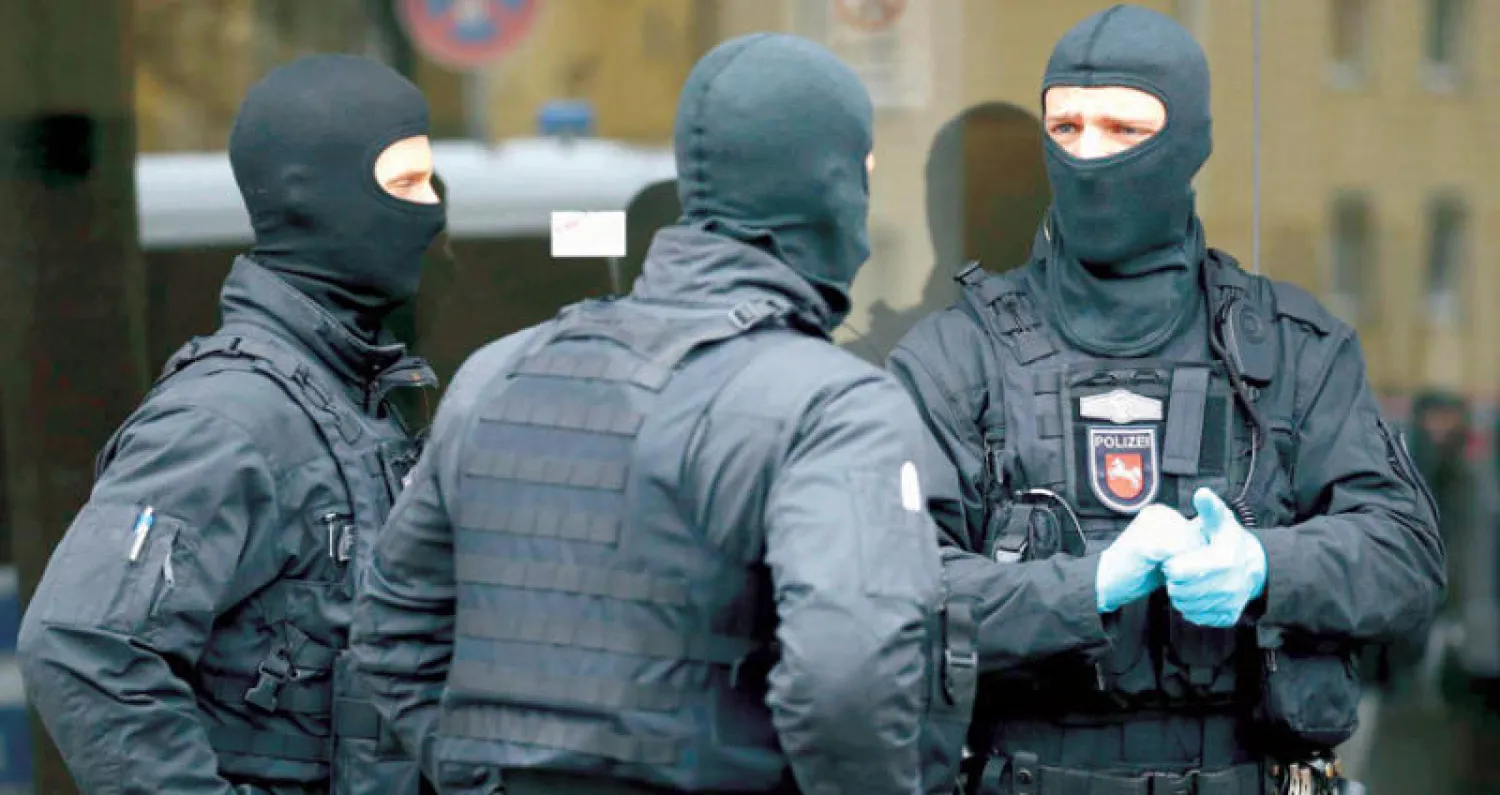 من حملة دهم للشرطة في مدينة هلدسهايم (إ.ب.أ)