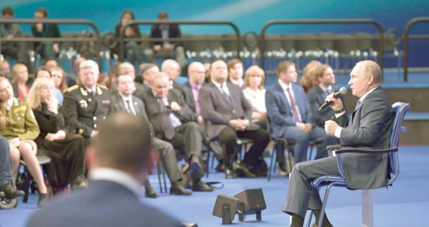 الرئيس الروسي بوتين قال خلال لقاء أمس ضمن حملة الانتخابات الرئاسية إنه لا يرى أي معنى أو قيمة لقائمة العقوبات الأميركية (أ.ب)