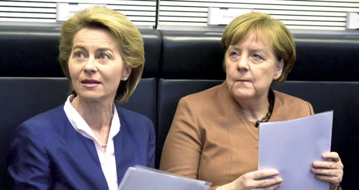 المستشارة الألمانية أنجيلا ميركل مع وزيرة الدفاع أورسلا فو دير لين (أ.ف.ب)