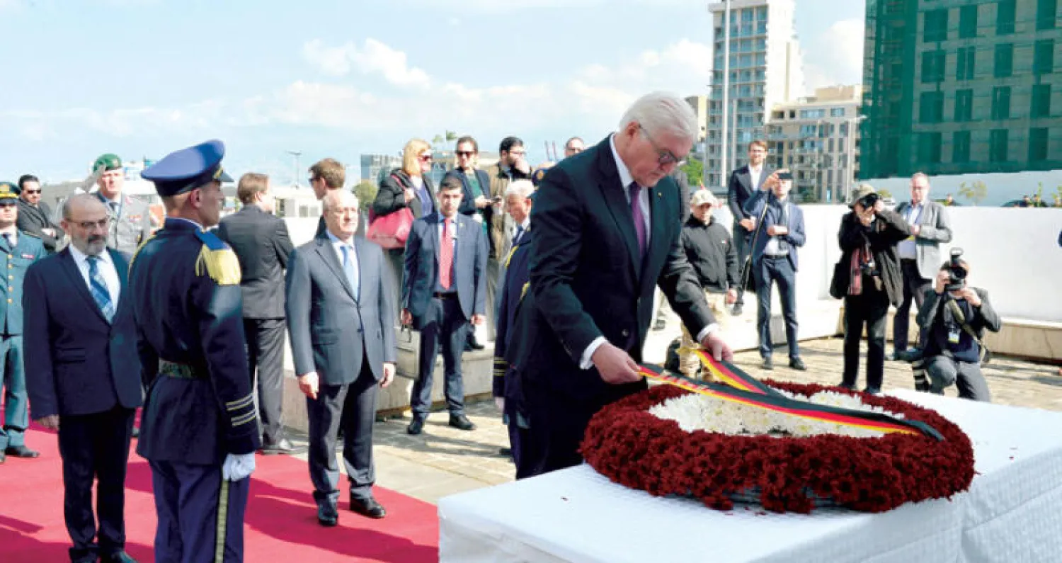 الرئيس الألماني فرنك شتاينماير يضع إكليلاً من الزهور على نصب الجندي المجهول في بيروت أمس (إ.ب.أ)