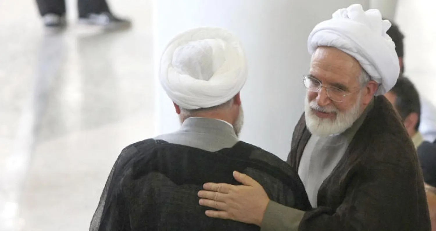 صورة أرشيفية للمعارض الأيراني مهدي كروبي بعد صلاة الجمعة في جامعة طهران (أ.ف.ب))