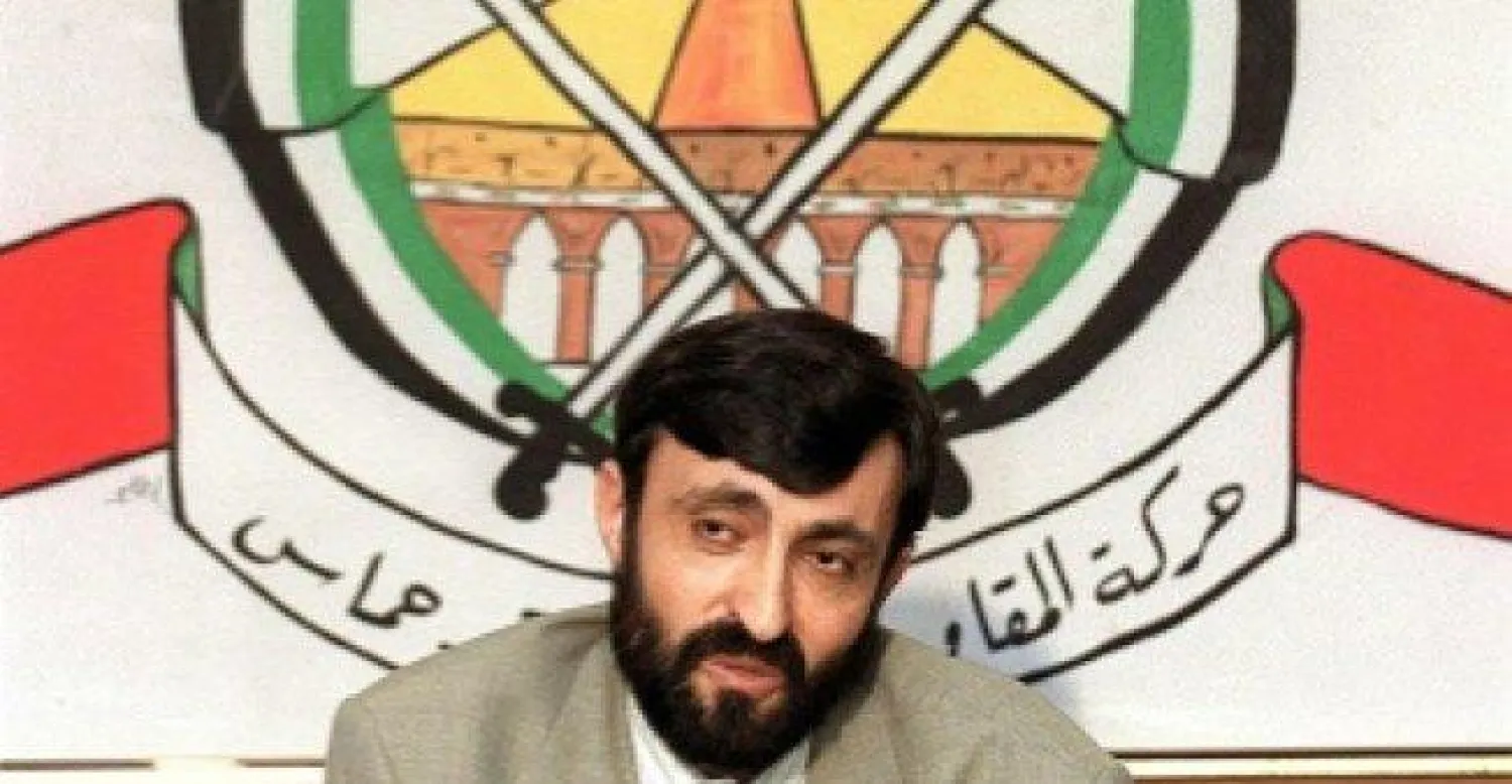 عماد العلمي القيادي في حركة حماس في صورة أرشيفية له بالضاحية الجنوبية لبيروت عام 1999 (أ.ف.ب)
