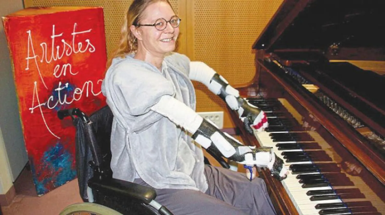 Caroline plays with transplanted arms. Asharq Al-Awsat AR
