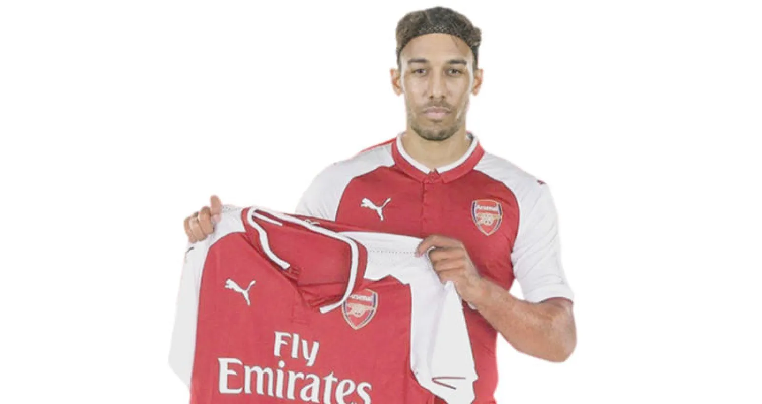 أوباميانغ يستعرض قميص آرسنال بعد إتمام تعاقده أمس